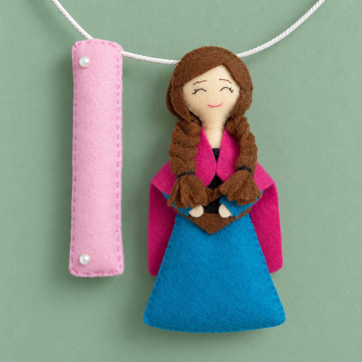 Frozen Elsa & Anna Name Hanging — detail